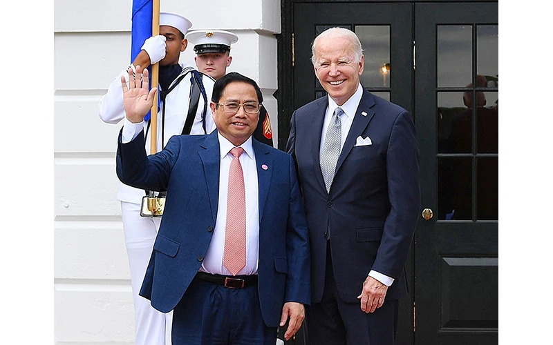 Tổng thống Joe Biden đón Thủ tướng Phạm Minh Chính. Ảnh: TTXVN