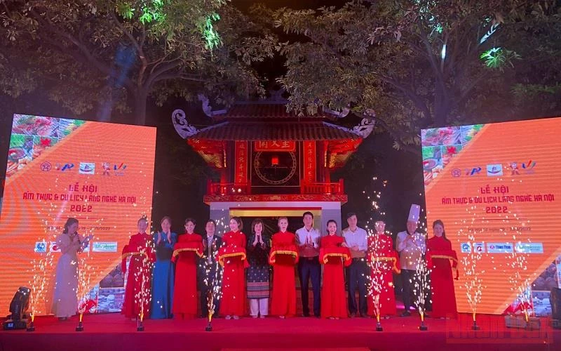 Các đại biểu khai mạc Lễ hội Ẩm thực và Du lịch làng nghề Hà Nội năm 2022.