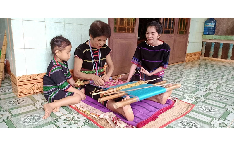 Nghệ nhân Thị An Đê (xã Thọ Sơn, huyện Bù Đăng) đang nỗ lực truyền nghề dệt thổ cẩm truyền thống cho con cháu.