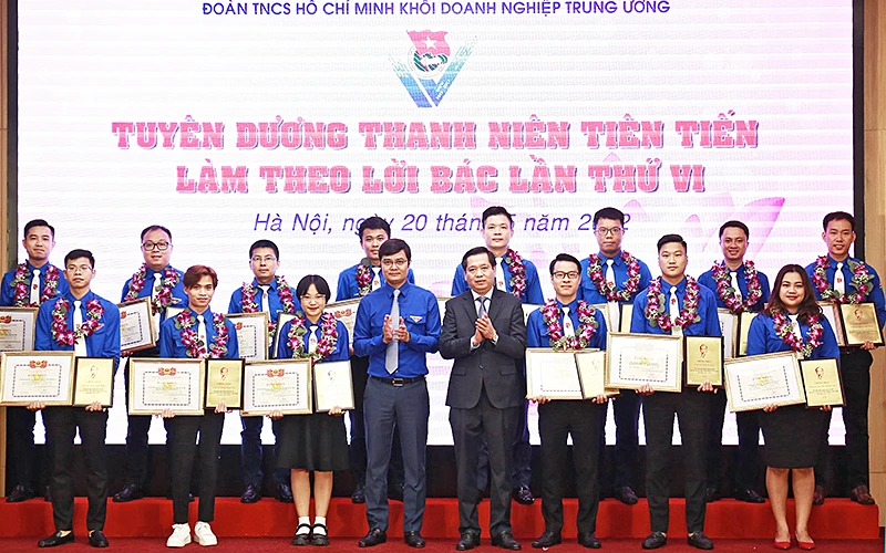 Các đồng chí Nguyễn Long Hải, Bùi Quang Huy (thứ 4 và 5 từ phải qua trong ảnh) trao chứng nhận tặng các thanh niên tiên tiến làm theo lời Bác của Khối Doanh nghiệp Trung ương.