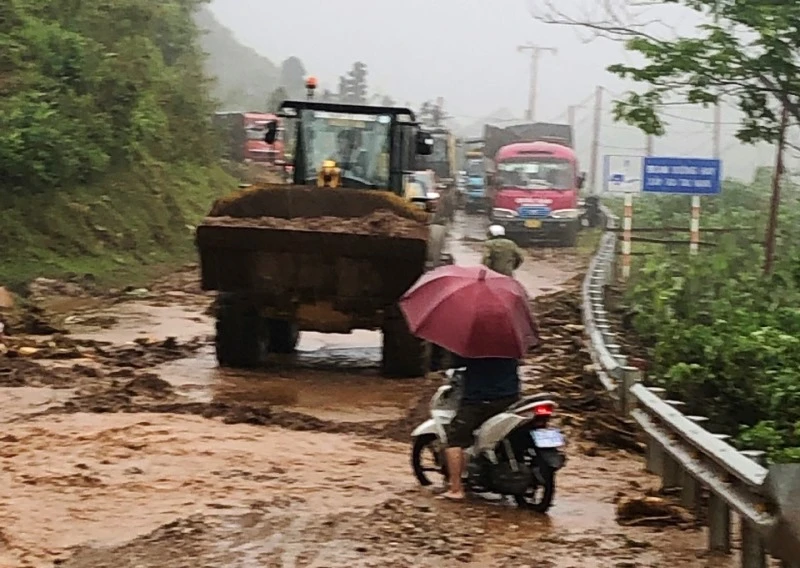 Nhiều tuyến đường ở Lai Châu bị sạt lở do mưa lớn, gây ách tắc giao thông cục bộ.