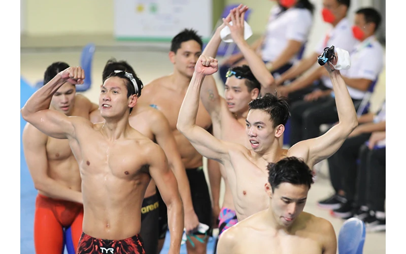 Đội tuyển bơi Việt Nam phá kỷ lục SEA Games ở nội dung 4x200 m tự do nam. Ảnh: KHIẾU MINH