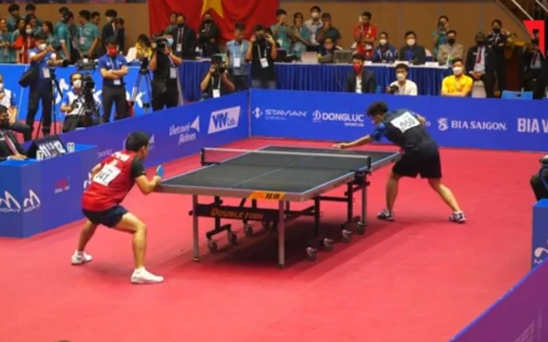 Tay vợt Nguyễn Đức Tuân (áo xanh) thi đấu trận chung kết đơn nam ngày 20/5.