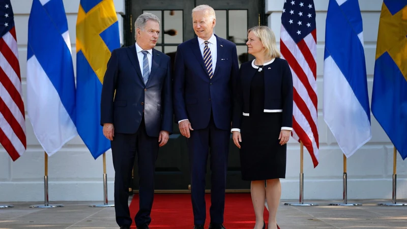 Tổng thống Mỹ Joe Biden (giữa), Thủ tướng Thụy Điển Magdalena Andersson (phải) và Tổng thống Phần Lan Sauli Niinisto. (Ảnh: Getty Images/TTXVN)