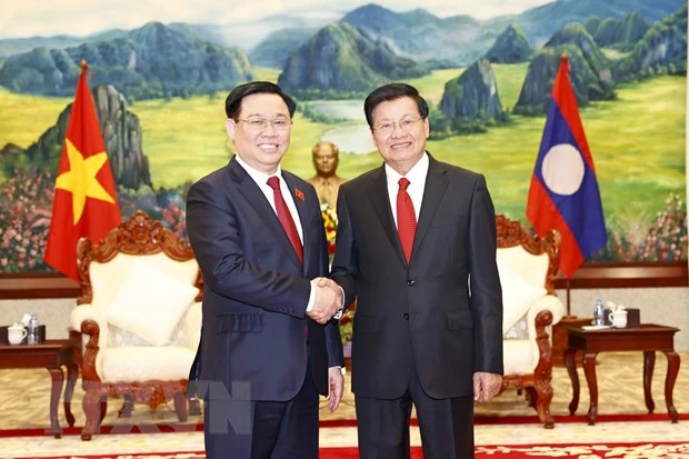 Chủ tịch Quốc hội Vương Đình Huệ chào xã giao Tổng Bí thư, Chủ tịch nước Lào Thongloun Sisoulith. (Ảnh: Doãn Tấn/TTXVN)