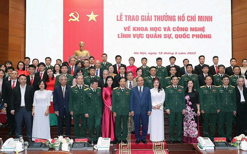 Chủ tịch nước Nguyễn Xuân Phúc cùng các đại biểu tại lễ trao giải. (Ảnh TTXVN)
