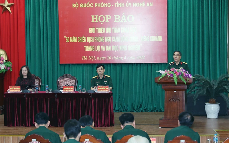 Quang cảnh buổi họp báo giới thiệu hội thảo khoa học về Chiến dịch phòng ngự Cánh đồng Chum-Xiêng Khoảng. (Ảnh TTXVN) 