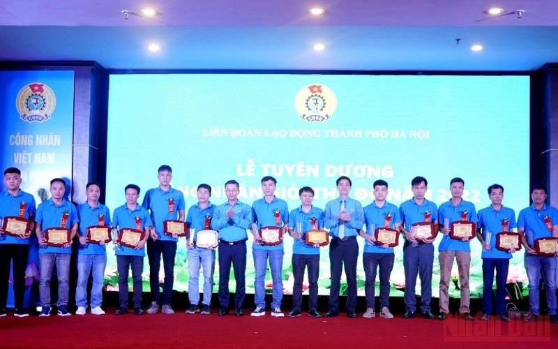 Đại diện Tổng Liên đoàn Lao động Việt Nam và TP Hà Nội trao tặng danh hiệu “ Công nhân giỏi Thủ đô” tới các công nhân tiêu biểu.