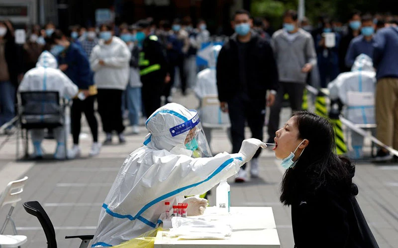 Nhân viên y tế lấy mẫu xét nghiệm Covid-19 cho người dân tại Bắc Kinh, ngày 28/4. (Ảnh: Reuters)