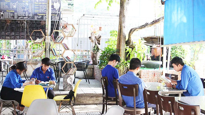 Quán cà-phê là điểm đọc sách ưa thích của nhiều bạn trẻ trên địa bàn phường An Hải Đông.