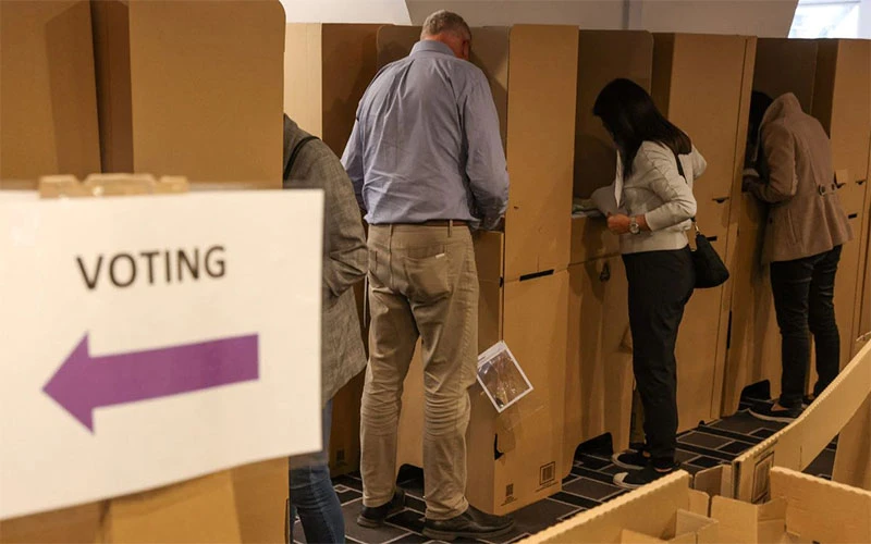 Cử tri bỏ phiếu tại trung tâm bỏ phiếu sớm của AEC ở Sydney, Australia, ngày 17/5. (Ảnh: Reuters)