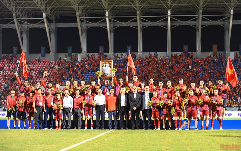 Đội tuyển bóng đá nữ Việt Nam đón nhận Huy chương Vàng SEA Games 31