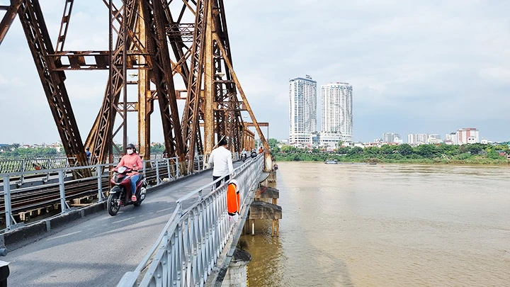 Những chiếc phao cứu sinh trên cầu Long Biên.