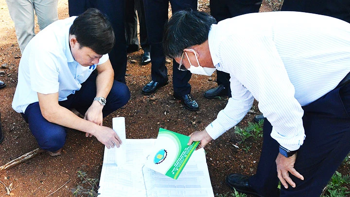 Lãnh đạo HĐND tỉnh Đắk Lắk kiểm tra, giám sát Dự án cấp nước tưới cho cây cà-phê tại thôn Tiến Cường.