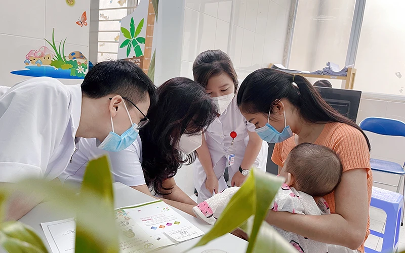 Tiến sĩ Nguyễn Việt Hoa khám cho trẻ em bị dị tật tiết niệu sinh dục.