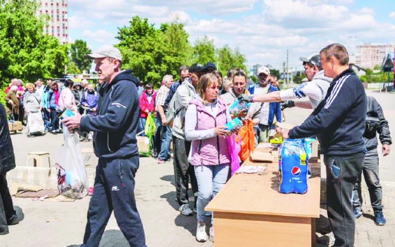 Người dân ở miền đông Ukraine xếp hàng nhận thực phẩm viện trợ.