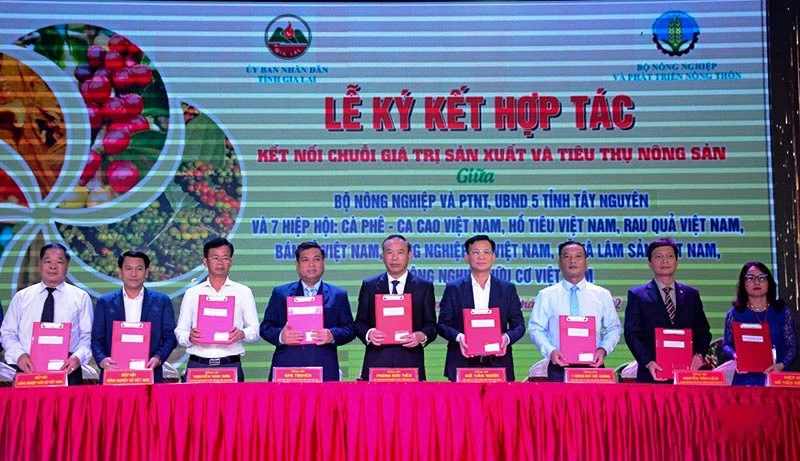 Lễ ký kết hợp tác  giữa Bộ Nông nghiệp và Phát triển nông thôn với lãnh đạo 5 tỉnh Tây Nguyên và 7 hiệp hội.