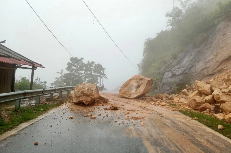 Hiện trường vụ đá rơi trên tỉnh lộ 129, địa phận bản Can Tỷ 2, xã Ma Quai, huyện Sìn Hồ.
