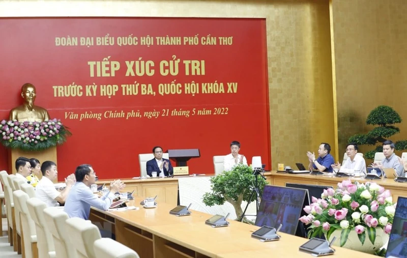 Hình ảnh Thủ tướng Phạm Minh Chính tiếp xúc cử tri thành phố Cần Thơ