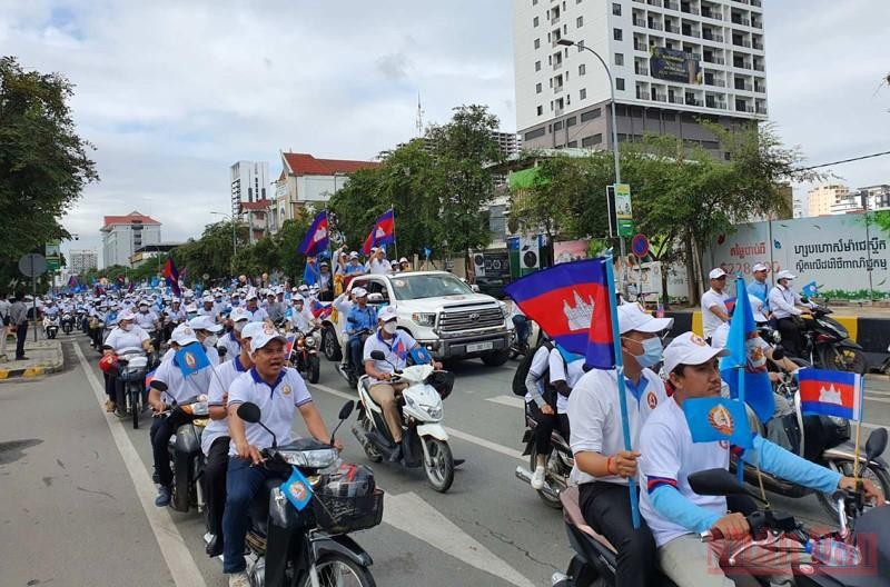 Đảng viên CPP và những người ủng hộ diễu hành tại thủ đô Phnom Penh. (Ảnh: Sơn Xinh) 