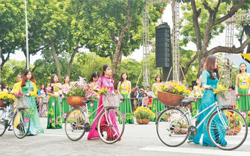 Hoạt động văn hóa - nghệ thuật tại không gian phố đi bộ hồ Hoàn Kiếm.
