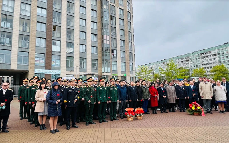 Đại diện chính quyền Saint Petersburg cùng đông đảo học viên quân sự Việt Nam và người dân Nga đặt hoa tại phiến đá - nơi dự kiến dựng tượng Bác Hồ. (Ảnh: QUẾ ANH)