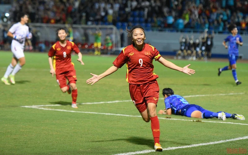 Huỳnh Như ăn mừng bàn thắng vào lưới Thái Lan. (Ảnh: THÀNH ĐẠT)