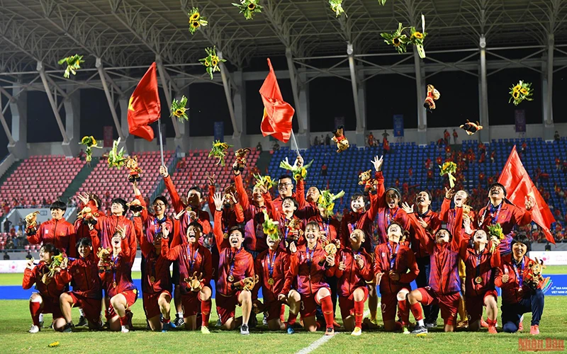 Đội tuyển bóng đá nữ Việt Nam đón nhận Huy chương Vàng SEA Games 31. Ảnh: THÀNH ĐẠT