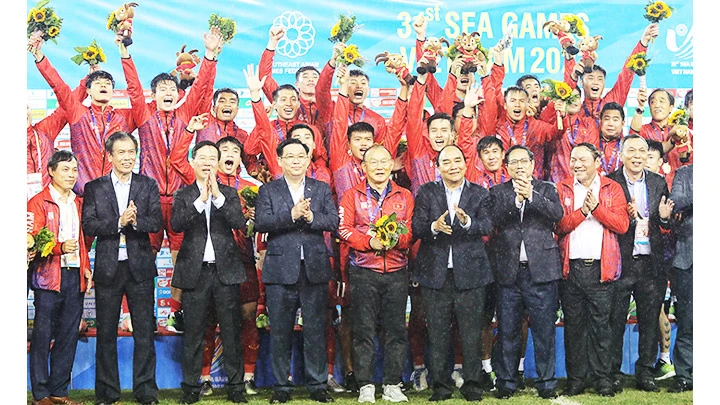 Các đồng chí lãnh đạo Đảng và Nhà nước chung vui với Đội tuyển U23 Việt Nam.