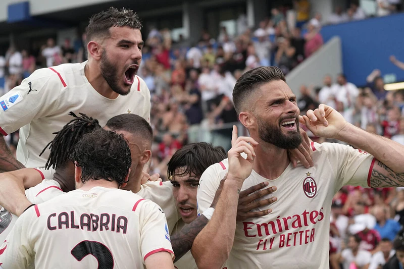 AC Milan thắng Sassuolo với tỷ số 3-0 để chính thức vô địch Serie A 2021/22. (Ảnh: Getty)