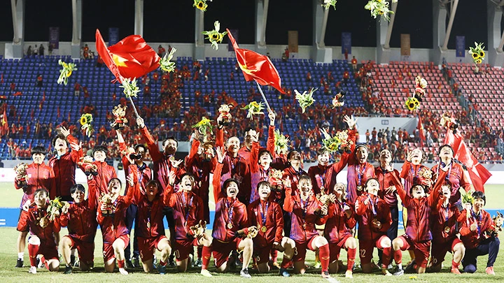 Lên ngôi tối 21/5, đội tuyển bóng đá nữ Việt Nam xuất sắc giành Huy chương vàng.