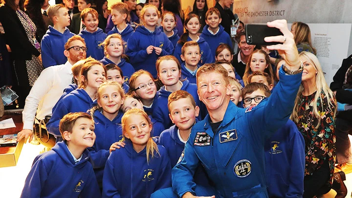 Nhà du hành vũ trụ Tim Peake chụp ảnh cùng trẻ em Anh. Ảnh: THE ARGUS