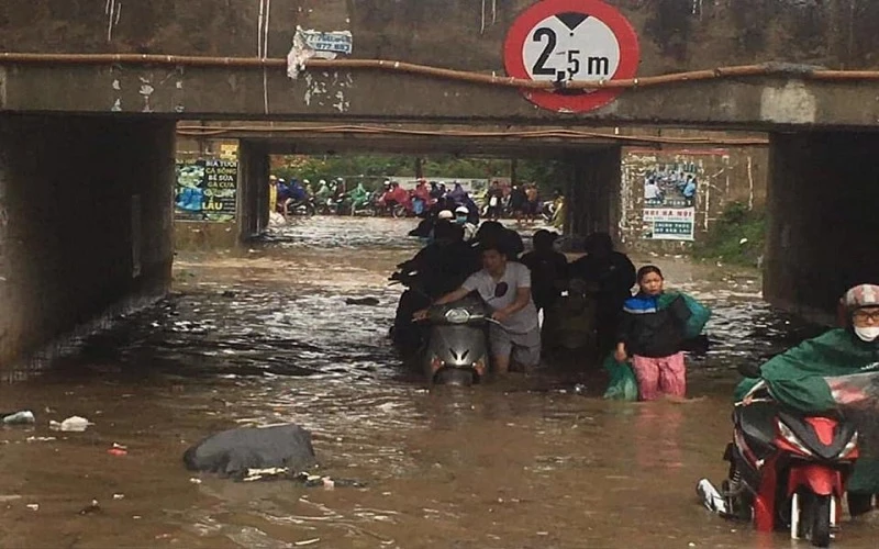 Mưa lớn gây ngập úng tại hầm chui Đại lộ Thăng Long. 
