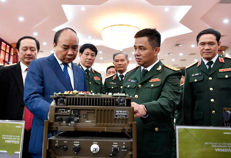 Chủ tịch nước Nguyễn Xuân Phúc đánh giá hai công trình được trao Giải thưởng Hồ Chí Minh của Viettel đã có tiến bộ lớn về công nghệ, góp phần nâng cao tiềm lực quân sự quốc phòng.