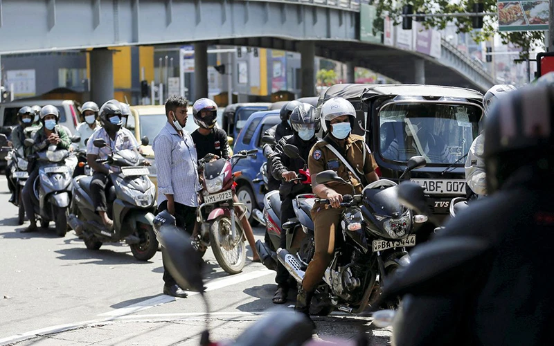 Người dân xếp hàng chờ đổ xăng tại Colombo, Sri Lanka, ngày 24/2. (Ảnh: Reuters)