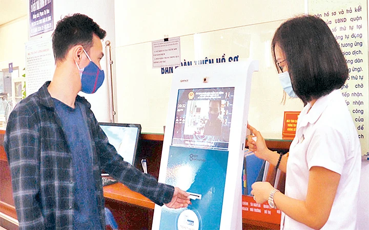 Bộ phận "một cửa" UBND quận Hà Đông trang bị hệ thống ứng dụng công nghệ nhận dạng khuôn mặt, tạo thuận lợi cho công tác tiếp đón, giải quyết thủ tục hành chính. (Ảnh HIỀN CHI)
