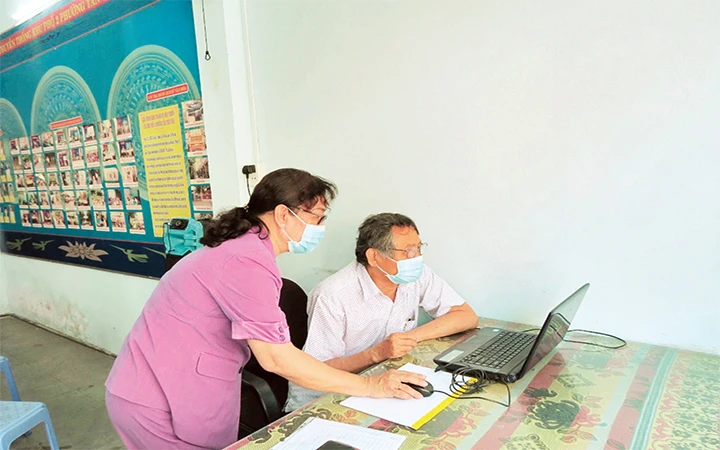 Học viên cao tuổi học tin học tại Trung tâm học tập cộng đồng phường Tân Thới Hòa, quận Tân Phú.