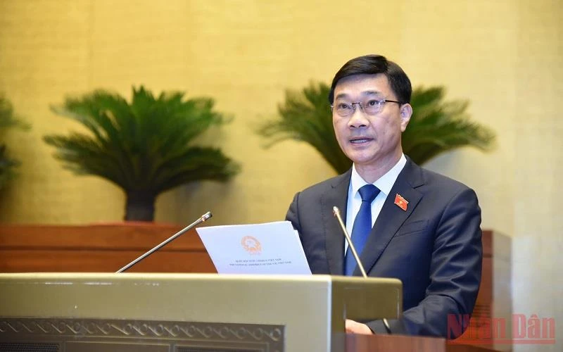 Chủ nhiệm Ủy ban Kinh tế của Quốc hội Vũ Hồng Thanh trình bày Báo cáo thẩm tra. (Ảnh: THỦY NGUYÊN)