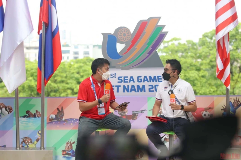 Các phóng viên quốc tế tác nghiệp tại SEA Games 31.