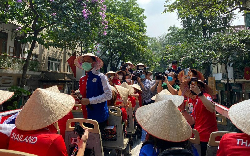 Đoàn vận động viên Thái Lan trải nghiệm du lịch thành phố bằng xe bus hai tầng.
