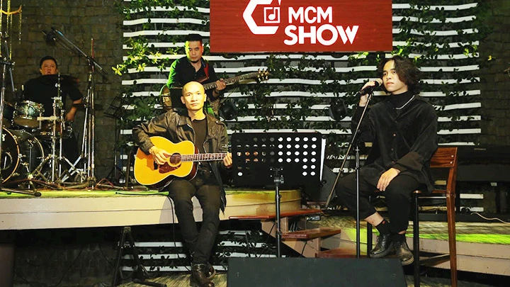 G2M trình diễn những ca khúc mới trên sân khấu MCM Show số đầu tiên.