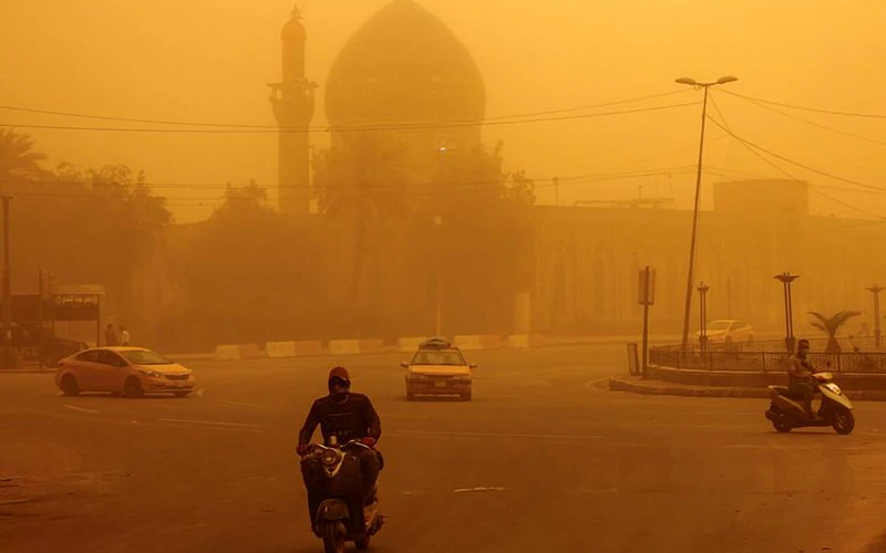 Bầu trời Iraq chuyển màu cam vì bão cát