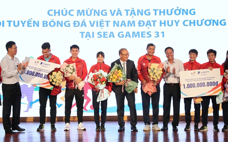 VNPT trao tặng đội tuyển bóng đá nam U23 và tuyển bóng đá nữ Việt Nam 2 tỷ đồng.