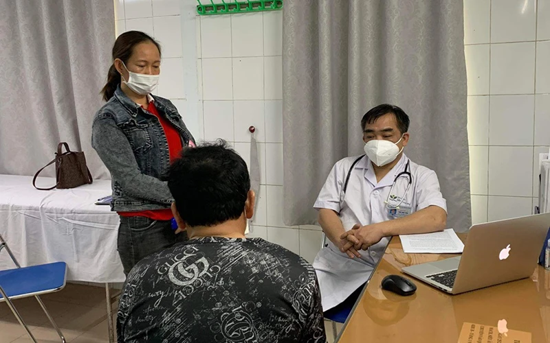 TS, BS Ngô Anh Vinh, Phó khoa Sức khỏe Vị thành niên, Bệnh viện Nhi Trung ương, khám cho bệnh nhi.