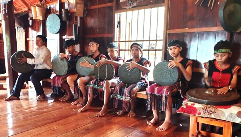 Một lớp truyền dạy diễn tấu cồng chiêng Ê Đê cho trẻ em ở các buôn làng Đắk Lắk.