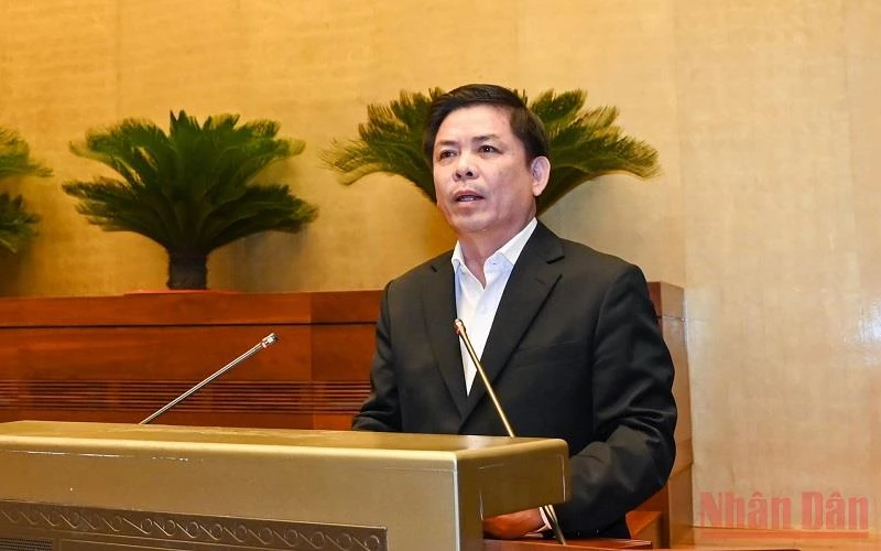Bộ trưởng Giao thông vận tải Nguyễn Văn Thể trình bày Tờ trình của Chính phủ trong phiên họp sáng 24/5. (Ảnh: LINH NGUYÊN)