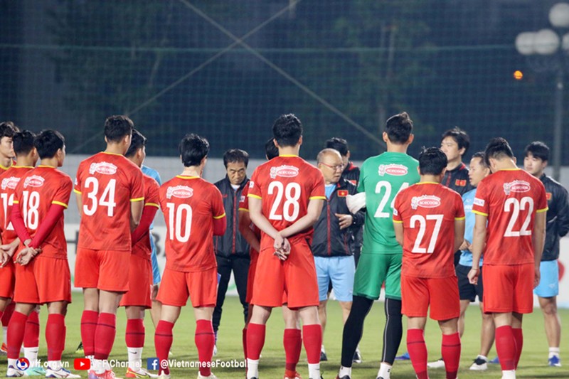 Huấn luyện viên Park Hang-seo trong một buổi tập cùng đội tuyển Việt Nam. (Ảnh: VFF)