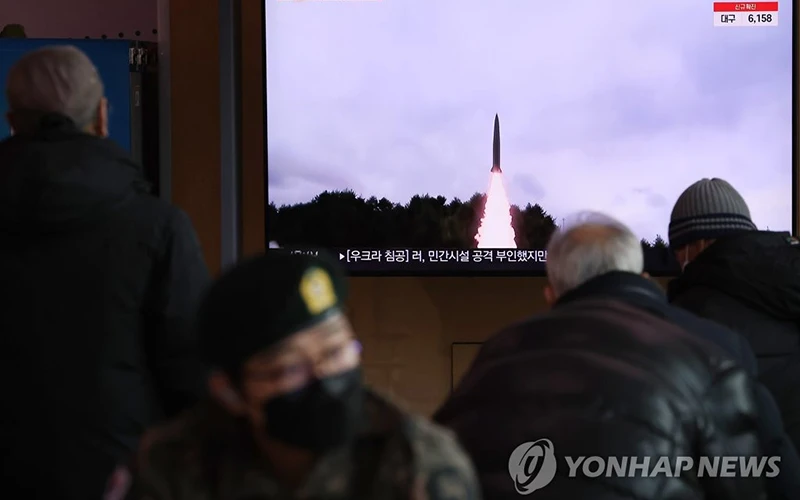 Người dân tại một nhà ga ở Seoul, Hàn Quốc, theo dõi bản tin về một vụ phóng tên lửa của Triều Tiên. (Ảnh: Yonhap)