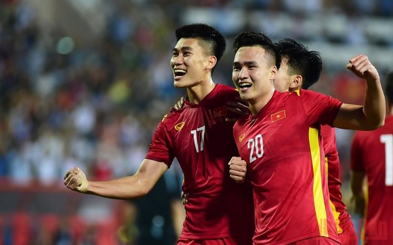 Bóng đá Việt Nam: Bóng đá Việt Nam đang ngày càng phát triển và trở thành một thương hiệu trên trường quốc tế. Hãy xem hình ảnh để thấy rõ sự khát khao và nỗ lực của các cầu thủ Việt Nam trong cuộc đua vô địch.