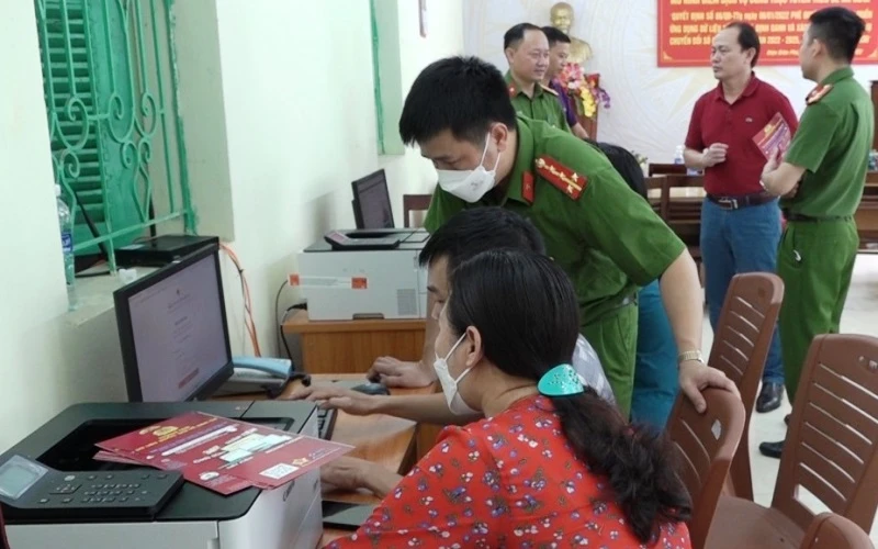 Công an phường Thanh Bình (TP Điện Biên Phủ) hướng dẫn nhân dân trên địa bàn sử dụng dịch vụ công trực tuyến.